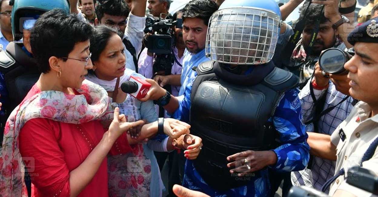 അരവിന്ദ് കേജ്‌രിവാളിന്റെ അറസ്റ്റുമായി ബന്ധപ്പെട്ട് ഡൽഹിയിൽ വഴിതടഞ്ഞ മന്ത്രി അതിഷിയെ പൊലീസ് കസ്റ്റഡിയിൽ എടുക്കുന്നു. (ഫോട്ടോ: ജോസ്കുട്ടി പനയ്ക്കൽ ∙ മനോരമ)