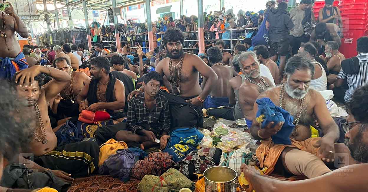 ശബരിമല സന്നിധാനത്ത് ദർശനം നടത്തിയശേഷം നെയ്യഭിഷേകത്തിനു തയാറെടുക്കുന്ന അയ്യപ്പന്മാർ.
ചിത്രം: എൻ.രാജേഷ് ബാബു/ മനോരമ