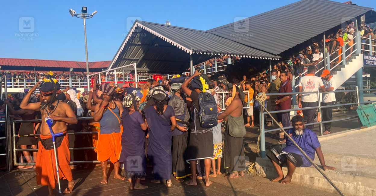 ശബരിമല ദർശനത്തിനായി കാത്തുനിൽക്കുന്ന തീർഥാടകർ. ചിത്രം: എൻ.രാജേഷ് ബാബു ∙ മനോരമ