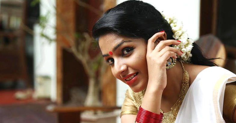 actress rare collections: Rajisha Vijayan Navel slip in saree